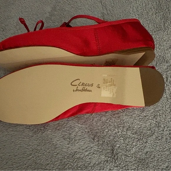 Circus-NY Sam Edelman red satin ballet shoes with bows. Size 6.5. NWOT in box. - Picture 3 of 7